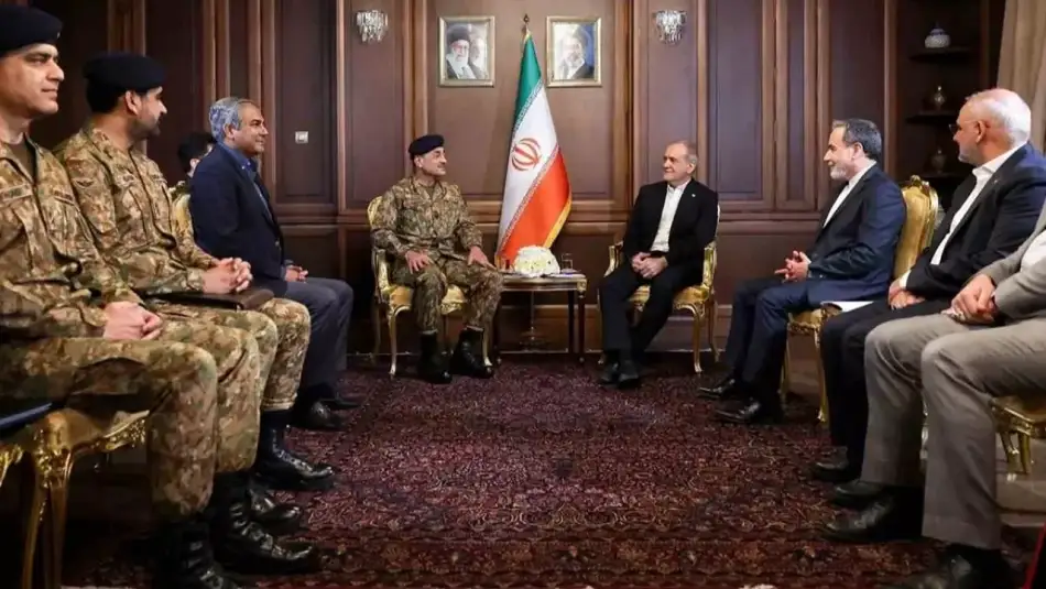 Pakistan Genelkurmay Başkanı Munir ile Görüşen Pezeşkiyan: “İran Tüm Müslüman Ülkelerini Kardeş Olarak Görüyor, İslam Ümmeti Birlik İçinde Olmalı”