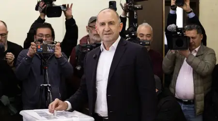 Katılımın %34.7 olduğu Bulgaristan’daki Seçimlerde Radev’in Koalisyonu Açık Ara Önde