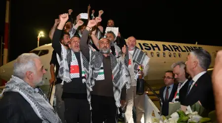 Soykırımcı İsrail’in Gözaltına Alarak Yunan Makamlarına Teslim Ettiği Aktivistler Türkiye’ye Döndü