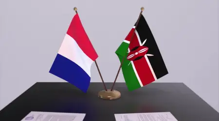 Macron Kenya’ya Gitti, Çok Sayıda Kenyalı Ülkenin Çıkarlarının Sömürgeci Güçlere Tabi Kılınamayacağını Söyleyerek Tepki Gösterdi