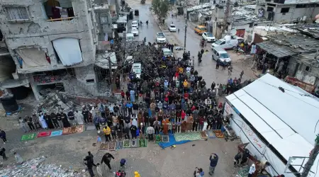 Gazze’de Bayram Namazı Enkazlar Arasında Kılındı