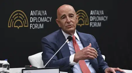 Tom Barrack’ın Konumunun Güçlenmesinden Rahatsız Olan İsrail Kendi Söyleyemediklerini Yunan Medyası Üzerinden Anlatıyor: Tom Barrack Türk Casusu