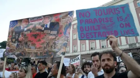 Tiran’da Trump’ın Kızı İvanka ve Damadı Kushner’e Karşı ‘Arnavutluk Satılık Değildir’ Protestoları Yapıldı