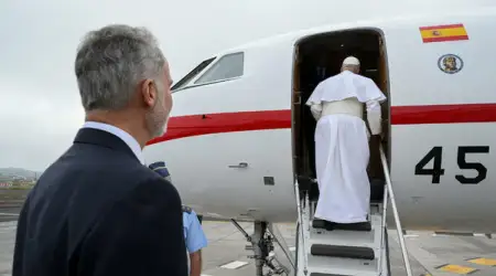Papa’nın Uçağı İspanya’da Teknik Arıza Yapınca İspanya Başbakanı’nın Uçağıyla Vatikan’a Döndü