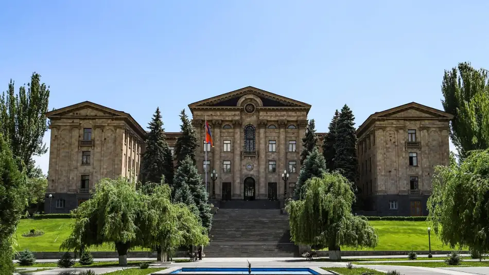 Ermenistan'da Muhalefetten Paşinyan'a “Görevden Alma” Çıkışı