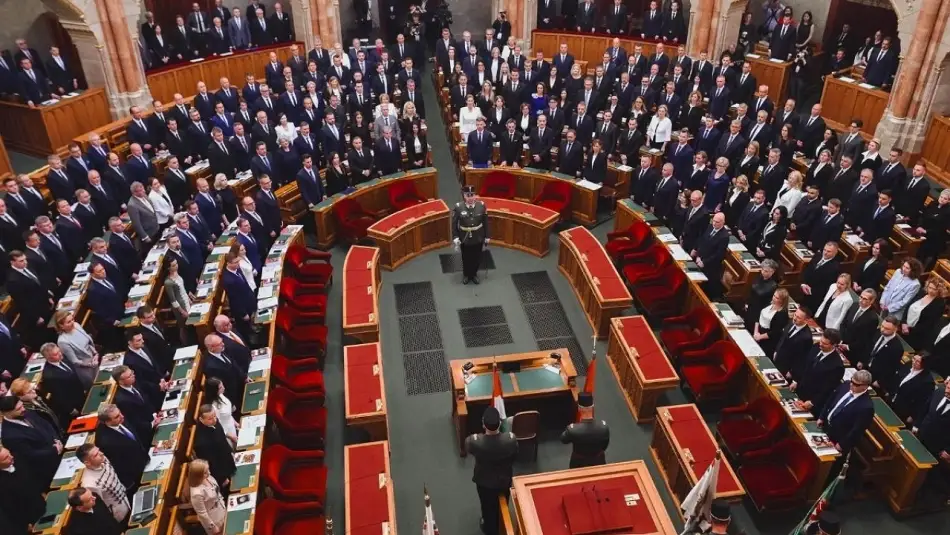Macaristan’ın Yeni Başbakanı Magyar, Orban’ın Kuklası Dediği Cumhurbaşkanını Görevden Almak İçin Anayasayı Değiştirdi