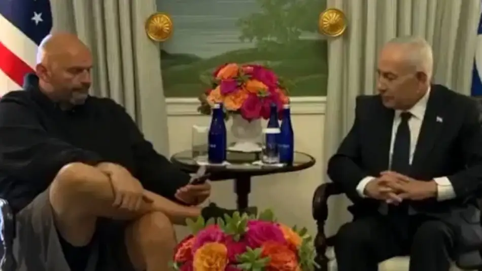 İsrail Yanlısı ABD’li Senatör Şort Giyerek Görüştüğü Netanyahu’nun Yüzüne Dahi Bakmayarak Soykırımcı Katili Aşağıladı