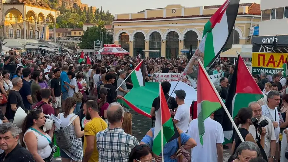 Yunanistan Hükümeti Soykırımcı İsrail’le Birlikte Hareket Ederken Yunan Halkı Ülkenin Yüzden Fazla Meydanında Filistin Bayraklarıyla Gösteriler Yaptı