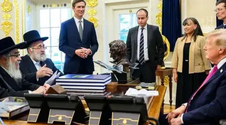 Trump’tan İsrail ve Netanyahu’ya Dikkat Çekici Mesaj: Siyonizm Karşıtı Hahamları Beyaz Saray’da Kabul Etti, Hahamlar Trump’a “İsrail ve Siyonist Örgütler Yahudileri Temsil Etmiyor” Mektubu Sundu