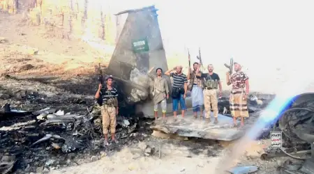 Suudi Arabistan Savaş Uçağını Düşüren Husiler Enkaz Üstünde Poz Verdi