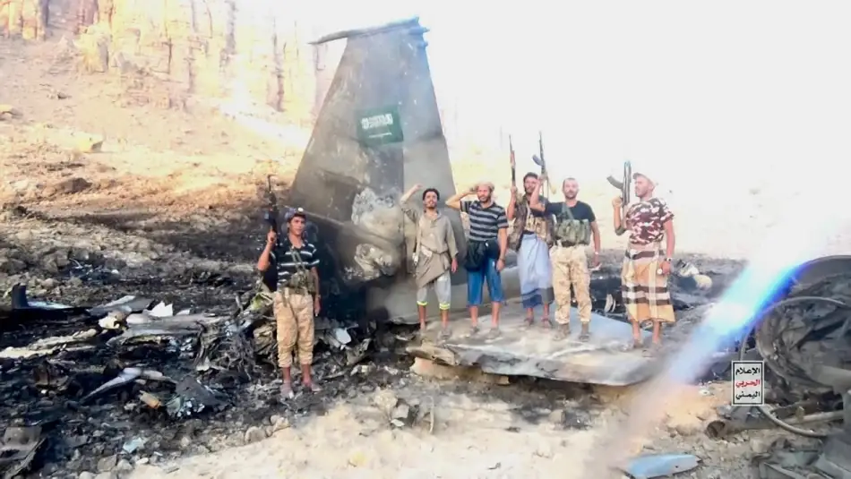 Suudi Arabistan Savaş Uçağını Düşüren Husiler Enkaz Üstünde Poz Verdi