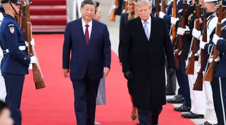 Trump Sadece Güce Saygı Duyuyor: Çin Devlet Başkanı Xi Jinping'i Uçağın Merdivenine Kadar Giderek Görkemli Bir Törenle Karşıladı