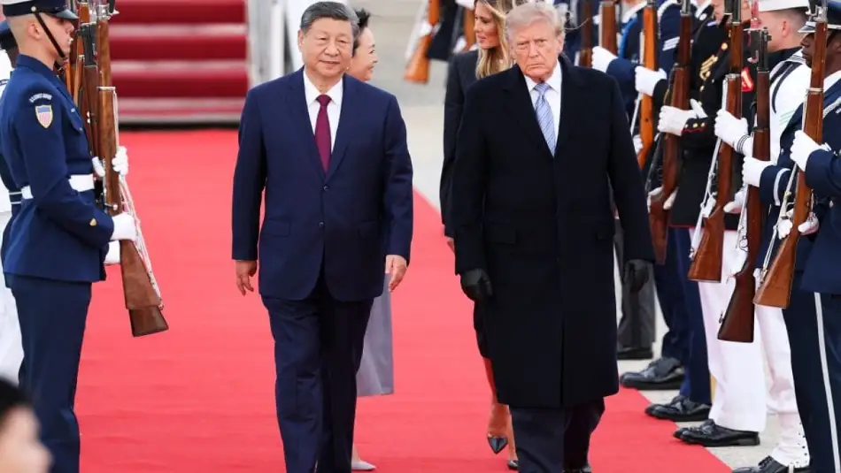 Trump Sadece Güce Saygı Duyuyor: Çin Devlet Başkanı Xi Jinping'i Uçağın Merdivenine Kadar Giderek Görkemli Bir Törenle Karşıladı