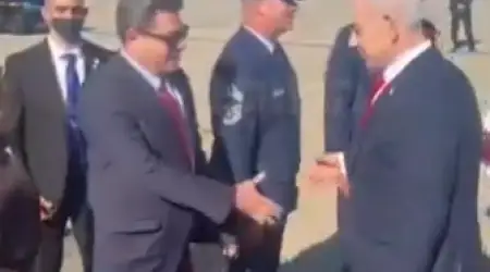 İsrail ABD’de En Aşağılık Dönemini Yaşıyor: Netanyahu Küçük Bir Havaalanı’nda Alt Düzey İki ABD Askeri Tarafından Karşılandı