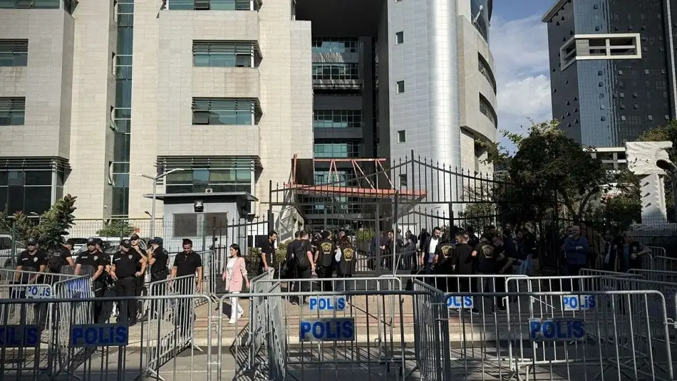 Yolsuzluk Soruşturmasıyla Gözaltına Alınan Mersin Büyükşehir Belediye Başkanı ile Birlikte 10 Şüpheli Tutuklandı