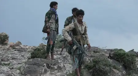 Yemen Silahlı Kuvvetleri Batı Sahili'ndeki Kazanımlarını Pekiştirip Babülmendeb'deki Mevzilerini Güçlendirirken Husiler Aden Havalimanını Vurdu