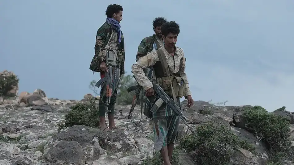 Yemen Silahlı Kuvvetleri Batı Sahili'ndeki Kazanımlarını Pekiştirip Babülmendeb'deki Mevzilerini Güçlendirirken Husiler Aden Havalimanını Vurdu