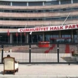 CHP Genel Merkezi önünde koltuklu eylem