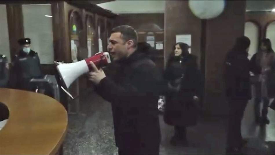 Ermenistan'da Muhalifler Hükümet Binasını Bastı