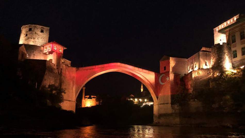 Mostar Köprüsü, TBMM'nin Açılışının 100. Yılı Dolayısıyla Türk Bayrağının Renklerine Büründü