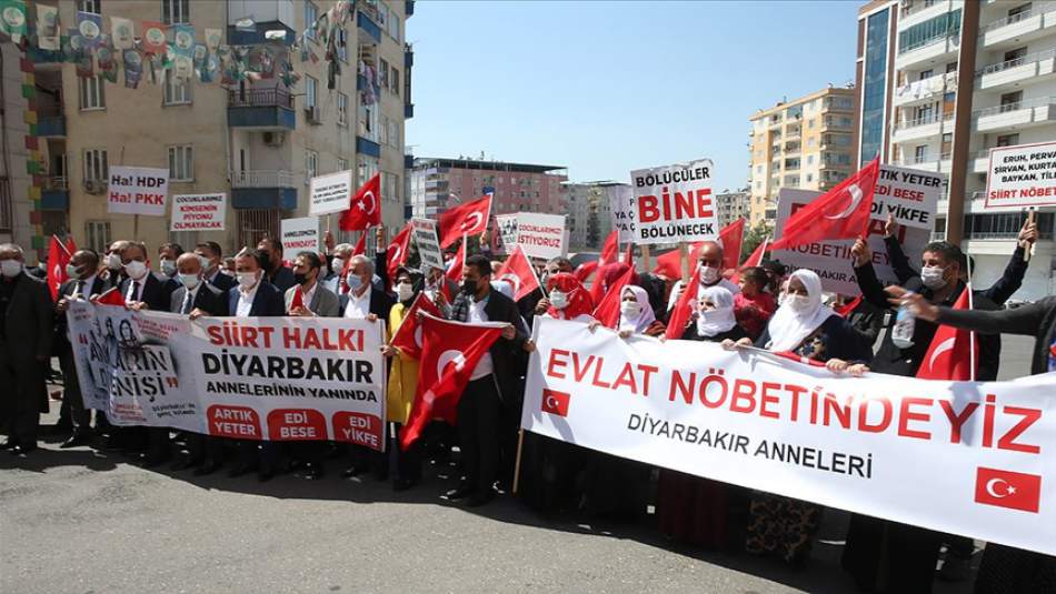 Diyarbakır Anneleri ve Siirt'ten Gelen STK'lardan 'Teröre Lanet' Yürüyüşü