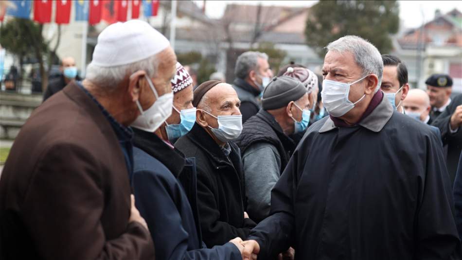 Milli Savunma Bakanı Akar'a Kosova'da Yaşayan Türklerden Yoğun İlgi