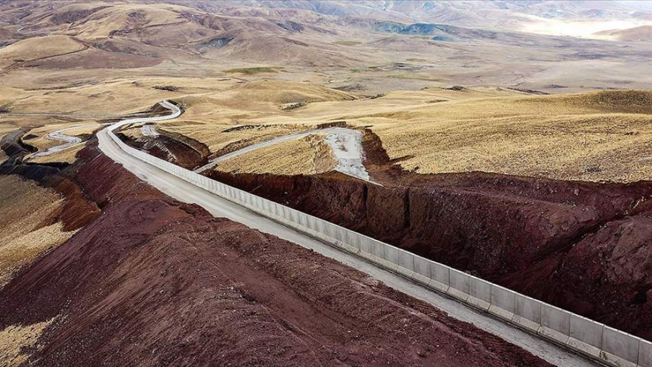 Göçün Önlenmesi İçin Türkiye'nin Kara Sınırlarının Yüzde 34'üne Güvenlik Duvarı Örüldü