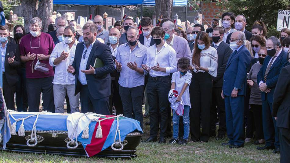 Eski Arjantin Devlet Başkanı Carlos Menem Toprağa Verildi
