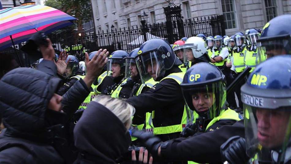 Londra'da Göstericiler ile Polis Arasında Arbede