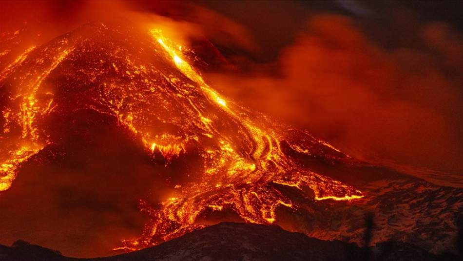 İtalya'da Etna Yanardağı Yeniden Faaliyete Geçti