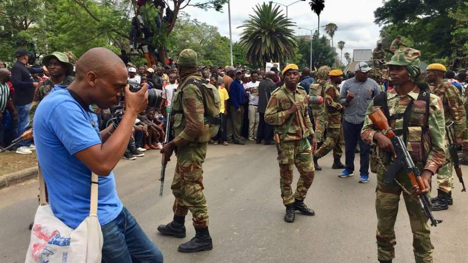 Zimbabve'de ordu sokağa indi